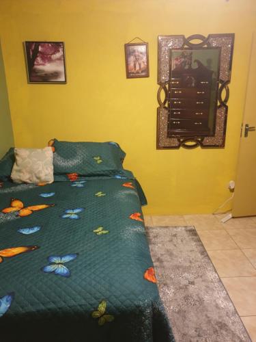 Una cama o camas en una habitación de Shelly's