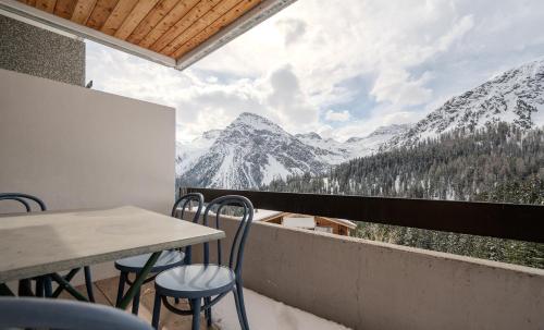 Vista generica sulle montagne o vista sulle montagne dall'interno dell'appartamento