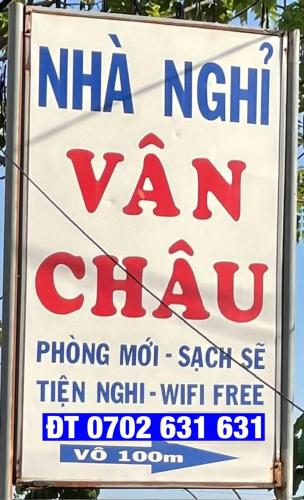 a sign for a nica new van clinic at Nhà nghỉ Vân Châu-Cát Tường in Ấp Chô Bên