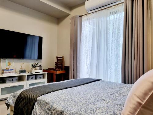 una camera con un letto e una grande finestra di Staycation @ Crosswinds Tagaytay a Tagaytay