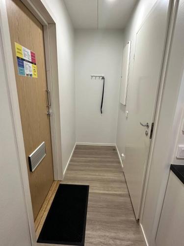 un pasillo vacío con una puerta y un pasillo Sidx Sidx en Cozy studio apartment en Helsinki