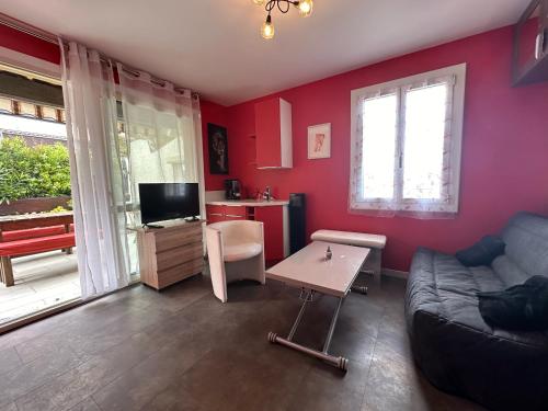 un salon avec un canapé et une table dans l'établissement Village naturiste - Port-Vénus - Villa Betty Boop, au Cap d'Agde