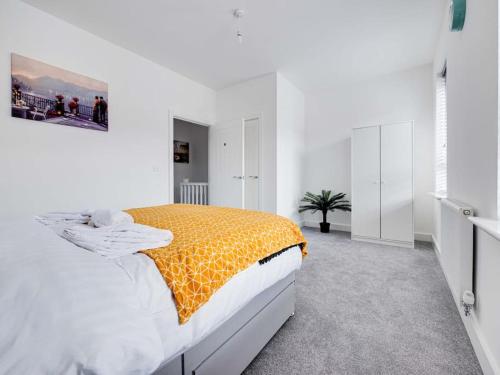 Postel nebo postele na pokoji v ubytování Shindex Home Manchester
