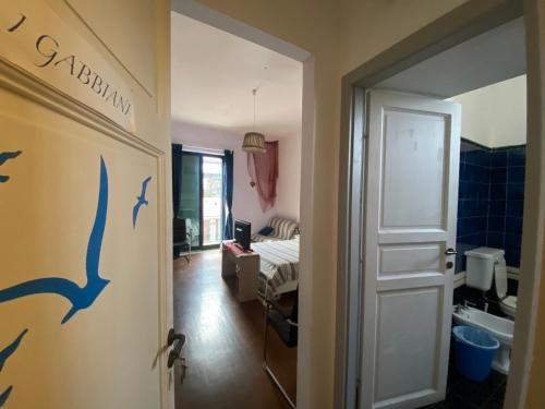 una habitación con una puerta con delfines pintados en ella en Teocle Beach rooms, en Giardini Naxos