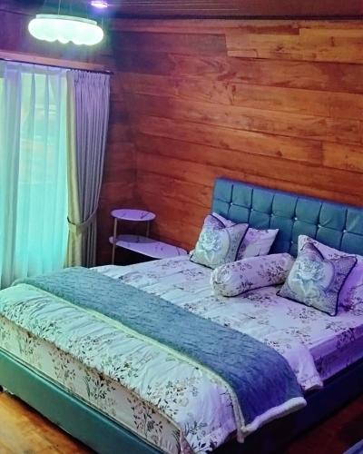 Una cama o camas en una habitación de Langit dieng cabin