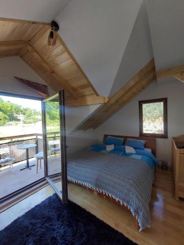 1 dormitorio con 1 cama con almohadas azules en Beogradjanka mala en Zvornik
