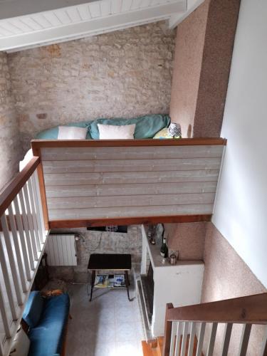 Cette petite chambre comprend un lit sur le mur. dans l'établissement maison Treille, à Sainte-Marie de Ré