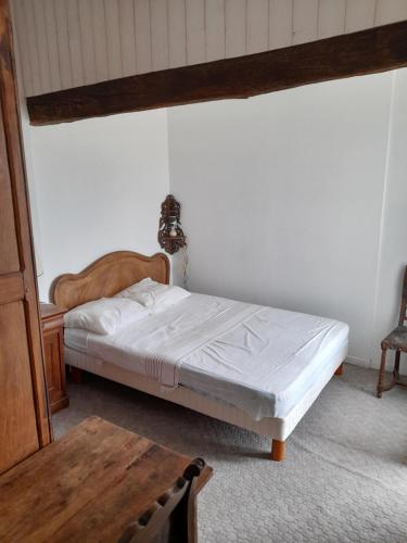 une chambre avec un lit dans une pièce dans l'établissement maison Treille, à Sainte-Marie de Ré