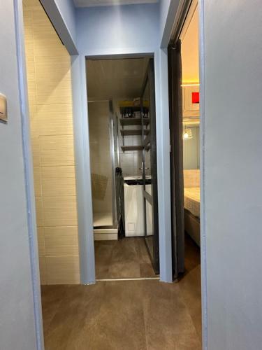 Cette chambre dispose d'un couloir avec un dressing. dans l'établissement Village naturiste - Port-Vénus - Villa Betty Boop, au Cap d'Agde