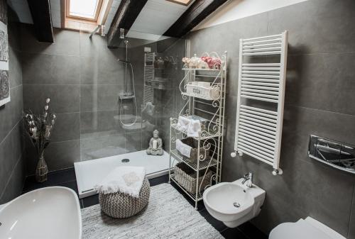 bagno con doccia, lavandino e servizi igienici di Holländer Suite a Trieste