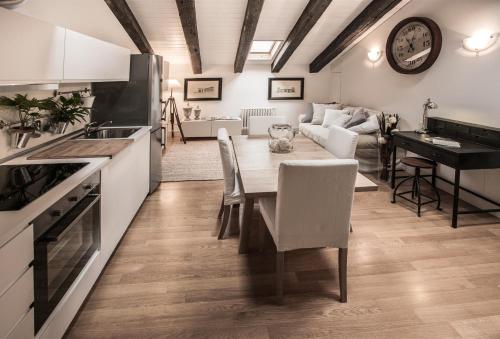 una cucina e una sala da pranzo con tavolo e divano di Holländer Suite a Trieste