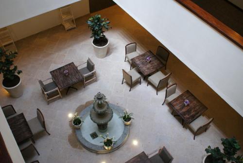 an overhead view of a restaurant with tables and chairs at Ramada Plaza by Wyndham Leon in León