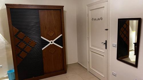 a room with a wooden door and a mirror at فيلا توين هاوس مميزة في قرية رويال بيتش رأس الحكمة villa twin house Royal Beach Ras El Hekma in Marsa Matruh