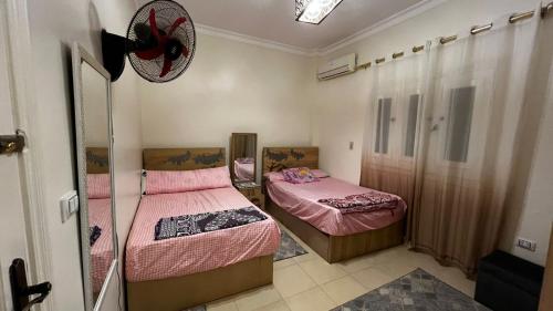 a room with two beds and a mirror at فيلا توين هاوس مميزة في قرية رويال بيتش رأس الحكمة villa twin house Royal Beach Ras El Hekma in Marsa Matruh