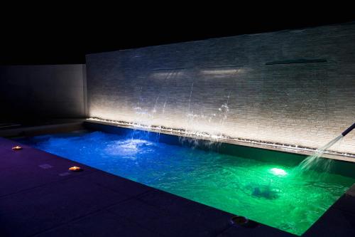a large swimming pool with a water fountain at HOTEL CRISTALLO PAESTUM in Capaccio-Paestum