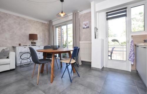une cuisine et une salle à manger avec une table et des chaises dans l'établissement Cozy Apartment In Nice, à Nice