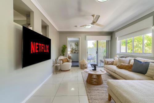 Μια τηλεόραση ή/και κέντρο ψυχαγωγίας στο Experience this Stylish Brisbane Apartment
