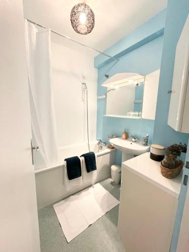 une salle de bain avec une douche, un lavabo et des toilettes dans l'établissement Escale à Ploumanac'h, à Perros-Guirec