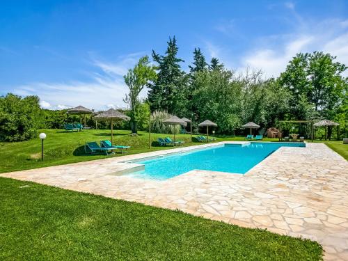 チェチナにあるFarmhouse in Montescudaio with a shared pool near sea parkの庭中のスイミングプール