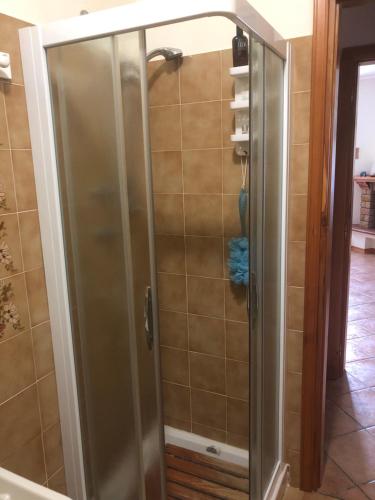 una doccia con una porta in vetro in un bagno di Casa Natalina a Casal Fiumanese