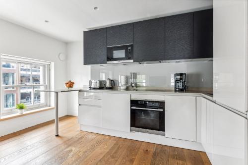 A kitchen or kitchenette at Modern 1BR in Central Fitzrovia - CityApartmentStay