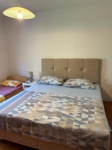 sypialnia z łóżkiem z materacem szachowym w obiekcie Pierre's Place w Bibinje