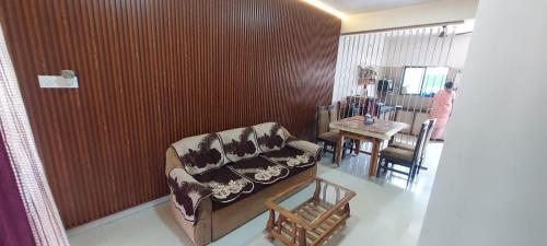 羅納瓦拉的住宿－HemPriya - 3BHK wit a Private Pool，客厅配有沙发和桌子