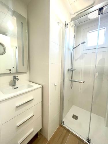 a bathroom with a shower and a sink at Casa Lua un espacio ideal para familias in Playa de Gandia