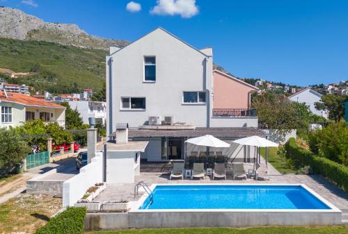 3 bedroom apartment with private pool