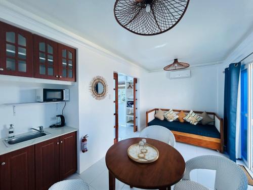 ドゥマゲテにある1888 Beach Resortのテーブルとベッド付きの小さな部屋
