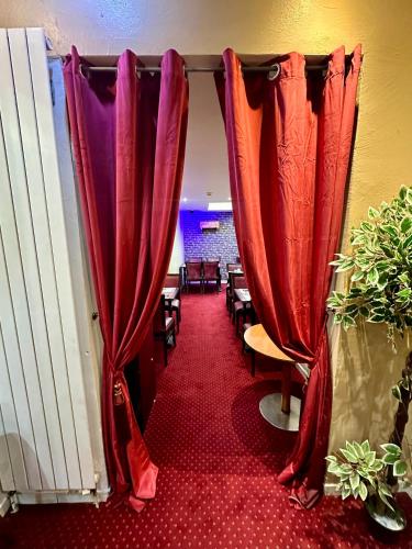 Galeriebild der Unterkunft Hotel Victor Hugo in Clamart