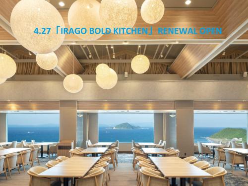 un restaurante con mesas y sillas y el océano en Irago Ocean Resort en Tahara