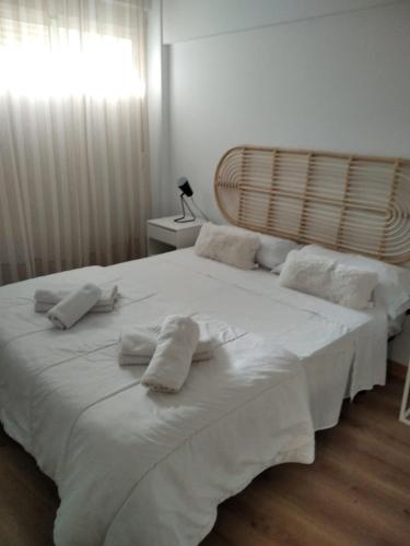 - un lit blanc avec des oreillers dans la chambre dans l'établissement Las Negras, à Las Negras