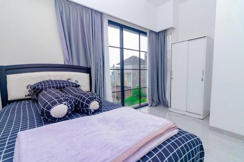 Un dormitorio con una cama y una ventana grande. en Villa Tera Private Pool and Karaoke, en Tlekung