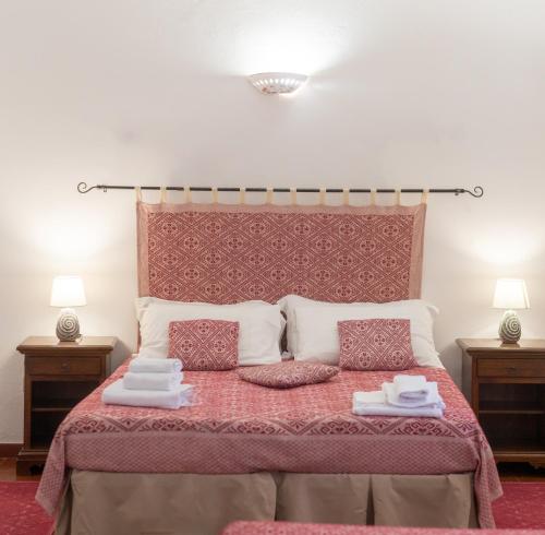 1 dormitorio con 1 cama grande y 2 mesas en Monte Pirastru, en Nughedu San Nicolò