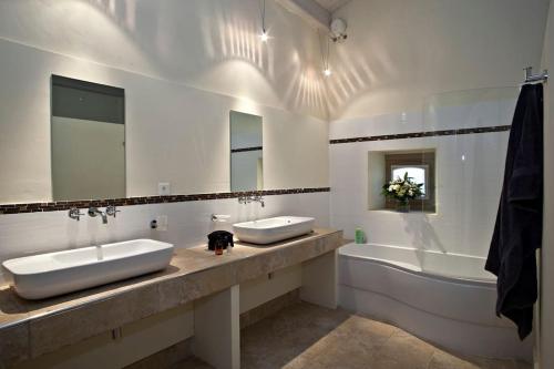 Photo de la galerie de l'établissement Mas Provençal avec piscine privée., à Masseboeuf