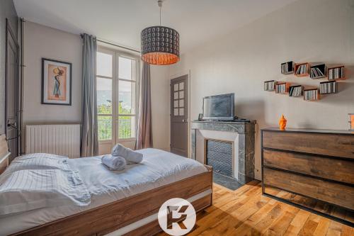 une chambre avec un lit et une cheminée dans l'établissement R'Apparts T3 Espace Détente, à Grenoble