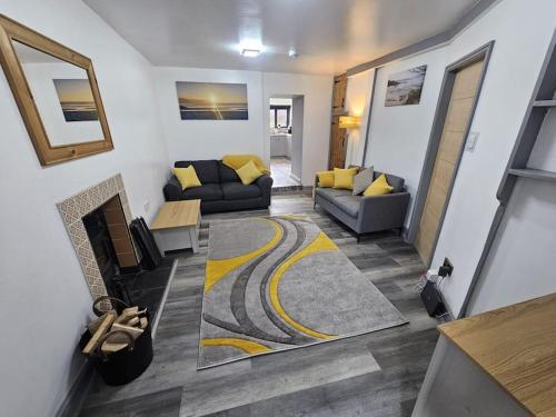 sala de estar con sofá y alfombra en cosy cottage in snowdonia en Brynkir