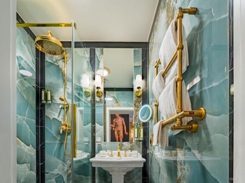 a bathroom with a sink and a shower at Schloßhotel Althörnitz in Bertsdorf