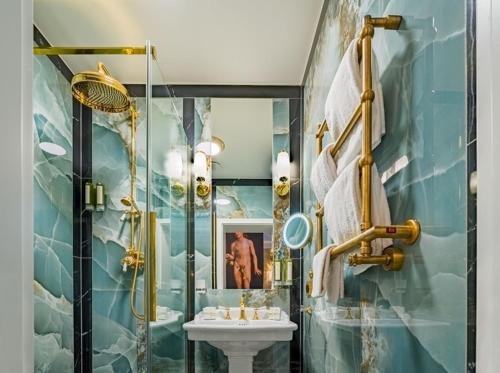 W łazience znajduje się umywalka i prysznic. w obiekcie Schloßhotel Althörnitz w mieście Bertsdorf
