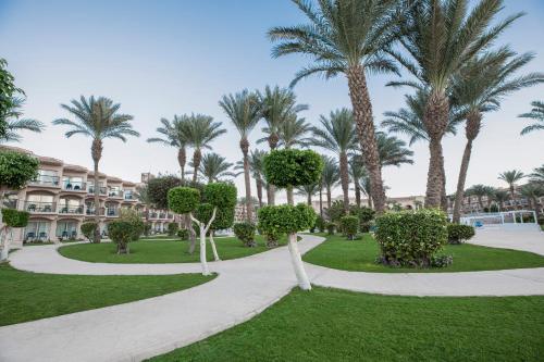Un jardín fuera de Pyramisa Beach Resort Sahl Hasheesh