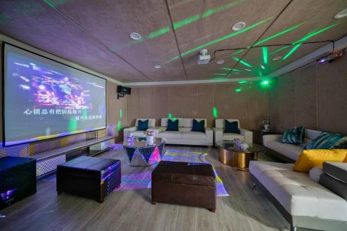 een woonkamer met een groot scherm met groene verlichting bij 6bd 4.5bth Villa with huge pool & karaoke room in Alhambra