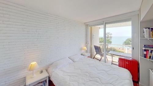 サン・ビセンツ・デ・モンタルトにあるPremium Habitat de Canyellesの白いベッドルーム(ベッド1台、バルコニー付)
