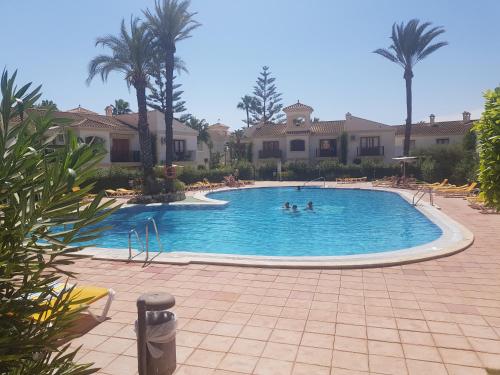 um grupo de pessoas numa piscina num resort em Appartement VERA PLAYA, Vera Coast, ANDALOUSIE em Vera