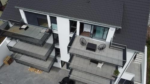 una vista aérea de un edificio con 2 balcones y un reloj en Laura's Wohnung en Rudersberg