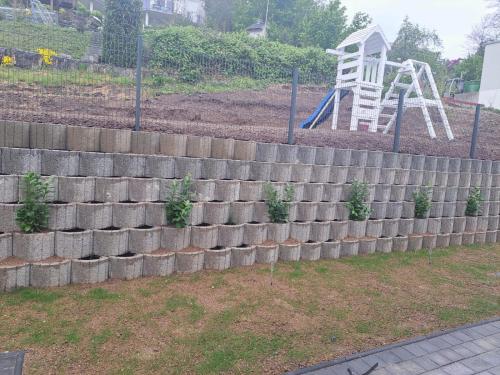a retaining wall in a yard with a playground at Laura's Wohnung in Rudersberg
