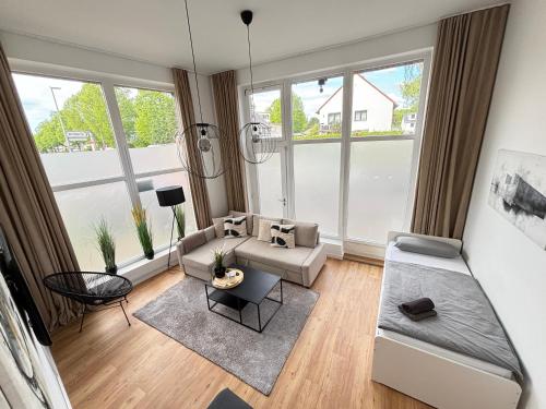 ein Wohnzimmer mit einem Sofa und einem Tisch in der Unterkunft 60qm - 2 rooms - free parking - city - MalliBase Apartments in Hannover