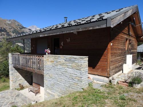 ein kleines Holzgebäude mit Balkon oben in der Unterkunft 1 2 cottage that will be perfect for families with children in La Norma