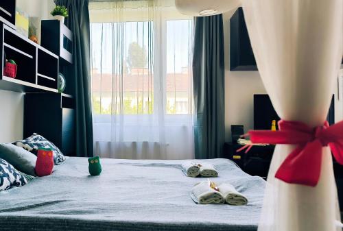 1 dormitorio con 1 cama con toallas y ventana en Studio Viva - Cosy Flat in Budapest - Free Parking en Budapest