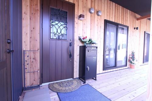 - une porte violette dans une chambre avec terrasse couverte dans l'établissement Yatsugatake Guest House Matsuda House - Vacation STAY 11086, à Hokuto
